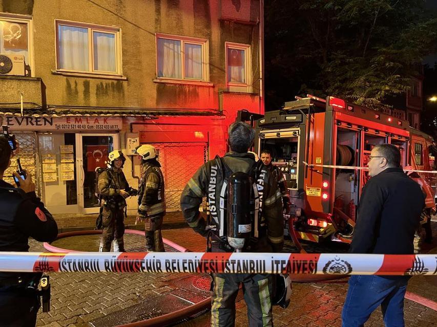 3 katlı binanın çatısında korkutan yangın