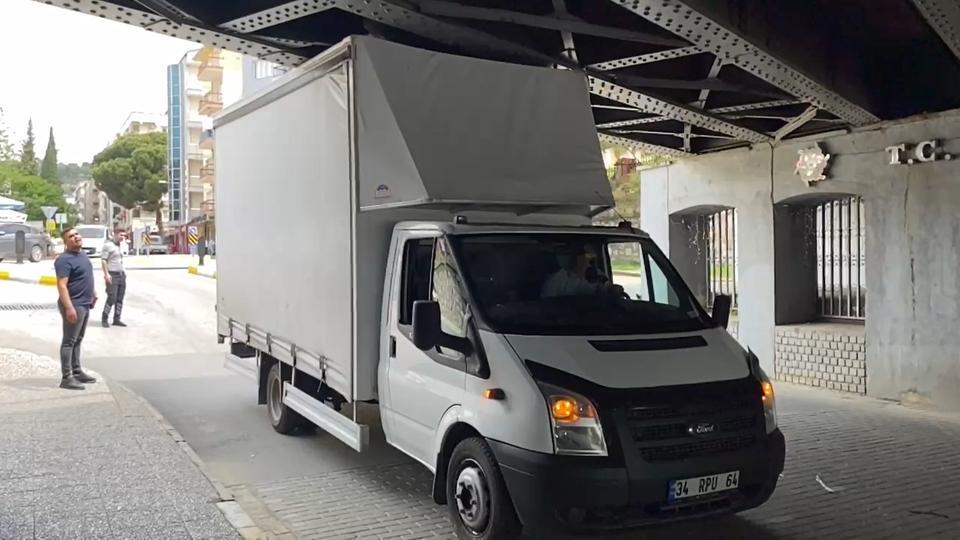 Aydın'da kamyonet tren yolu alt geçidine sıkıştı