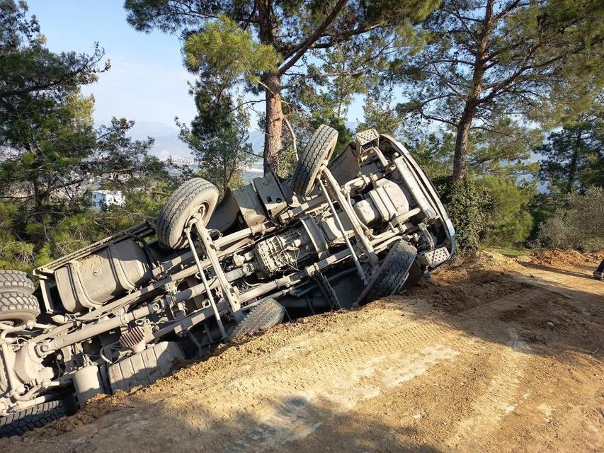 Hafriyat kamyonu toprak yolda uçuruma yuvarlandı