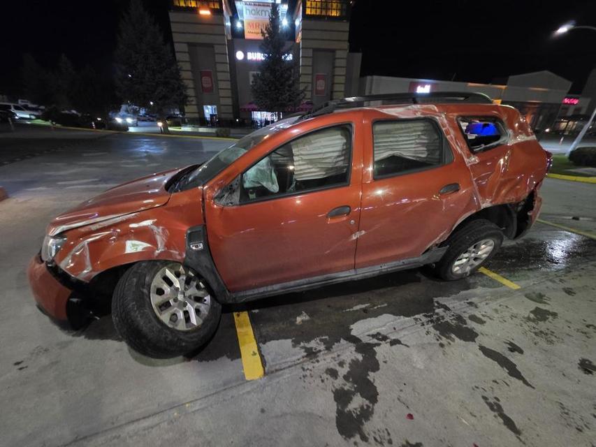 Otomobil yoldan çıkarak bariyerlere çarptı, 2 kişi yaralandı