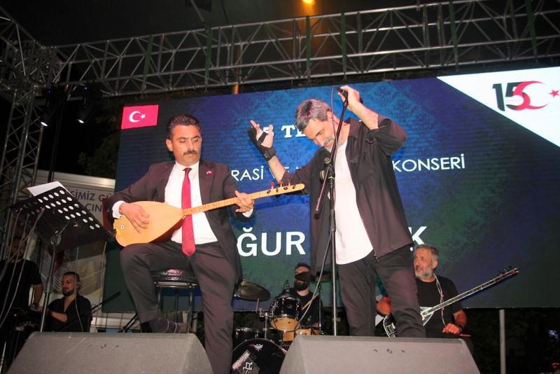 Kaymakam konserde saz çaldı