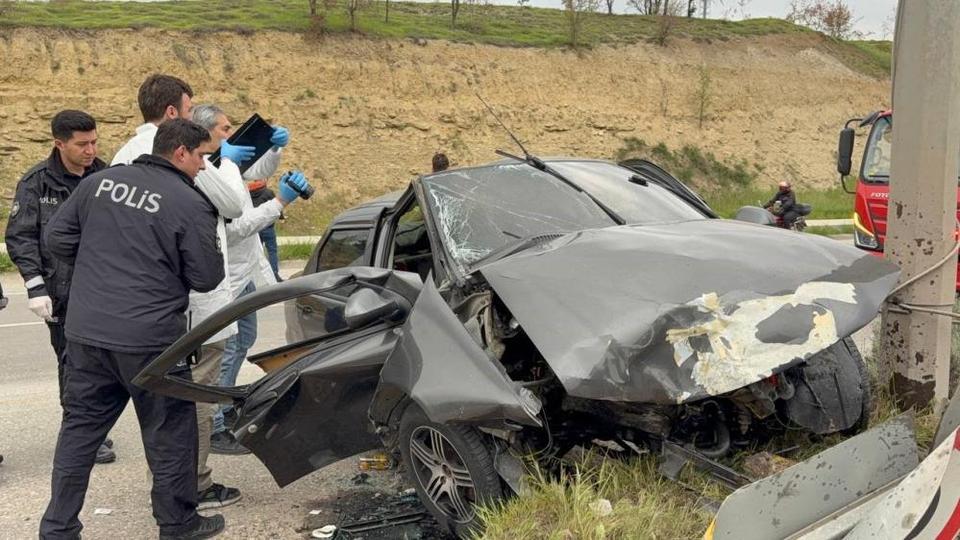 Kontrolden çıkan otomobil direğe çarptı: 1 ölü, 3 yaralı