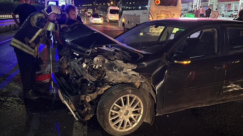 İki otomobil çarpıştı, 4 kişi yaralandı