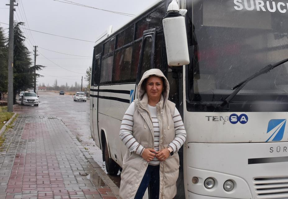 Afyonkarahisar'ın "Şoför Nebahat"i, erkeklere otobüs kullanmayı öğretiyor