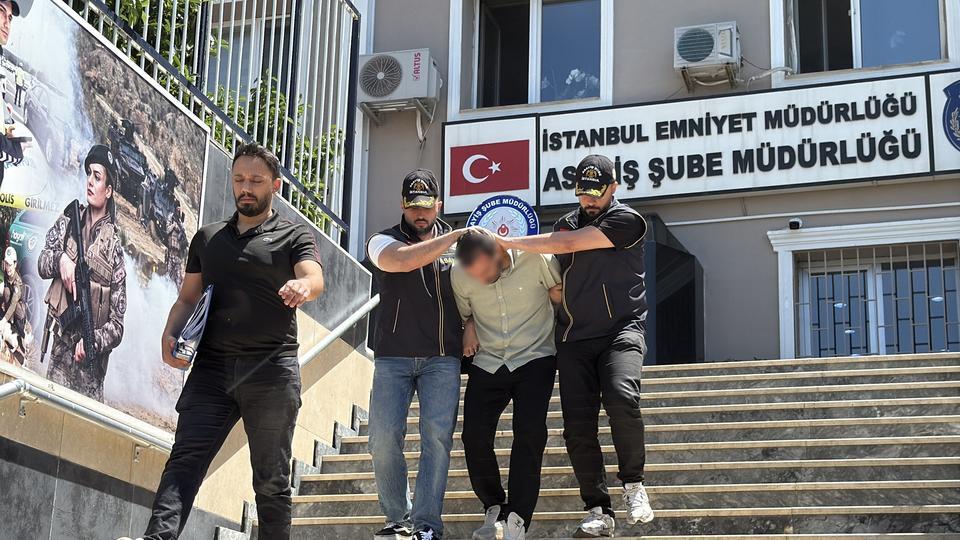 BAŞAKŞEHİR'DE BOŞ ARAZİDE TAŞLA ÖLDÜRÜLMÜŞ KADIN CİNAYETİNDE YENİ DETAYLAR ORTAYA ÇIKTI ŞÜPHELİ SUÇLAMALARI REDDETTİ, BOYNUNDAKİ ARBEDE İZLERİ KENDİSİNİ ELE VERDİ CİNAYET İTİRAFI: "BAŞINA TAŞLA VURDUM, ÖLMEYİNCE ELİME GEÇİRDİĞİM İPLE BOĞDUM" KADININ ÖLMEDEN ÖNCEKİ SON GÖRÜNTÜSÜ ORTAYA ÇIKTI