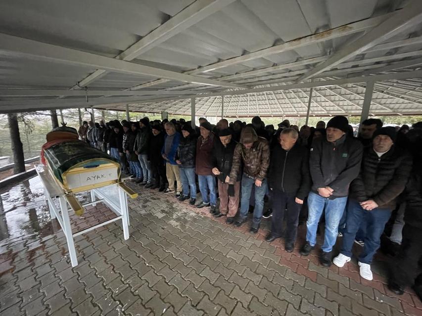 Aile ziyareti dönüşünde kazada ölen anne ve kızı yan yana defnedildi