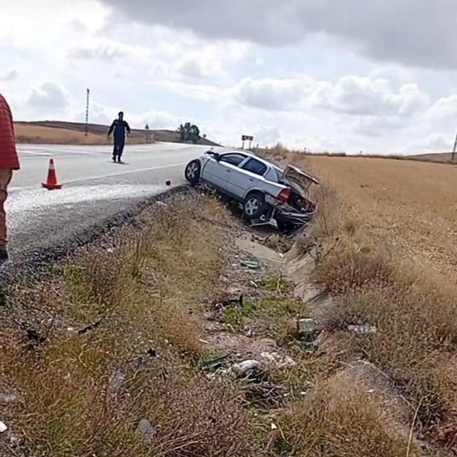 Hafif ticari araçla otomobil çarpıştı: 1 ölü, 3 yaralı
