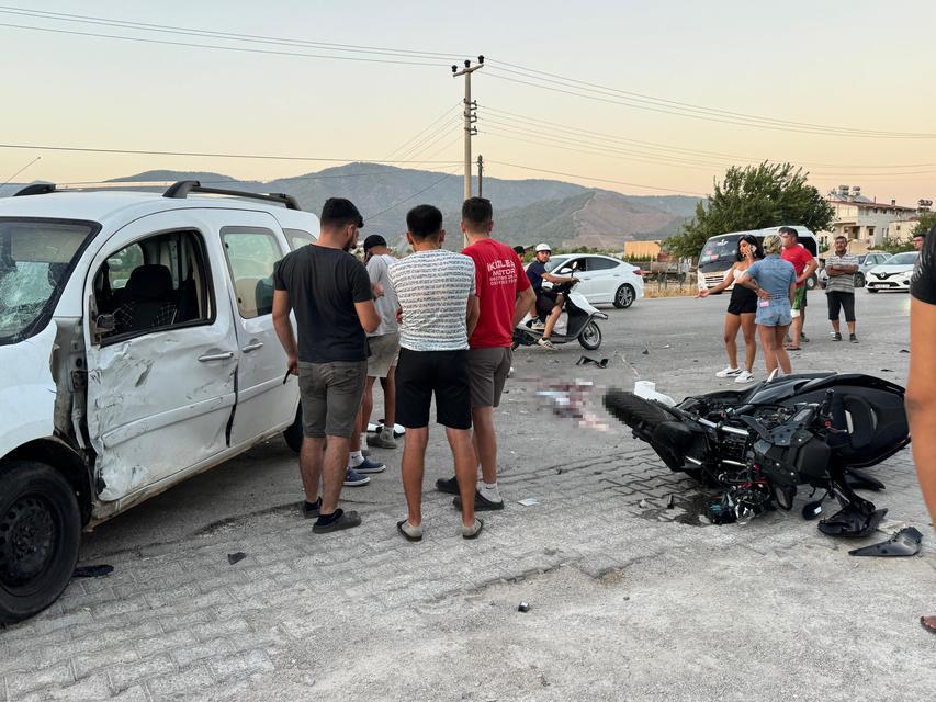 Motosiklet ile hafif ticari araç çarpıştı: 1 ölü