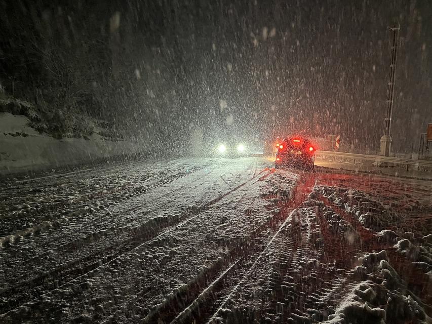 Kütahya'da kar yağışı ulaşımı olumsuz etkiledi