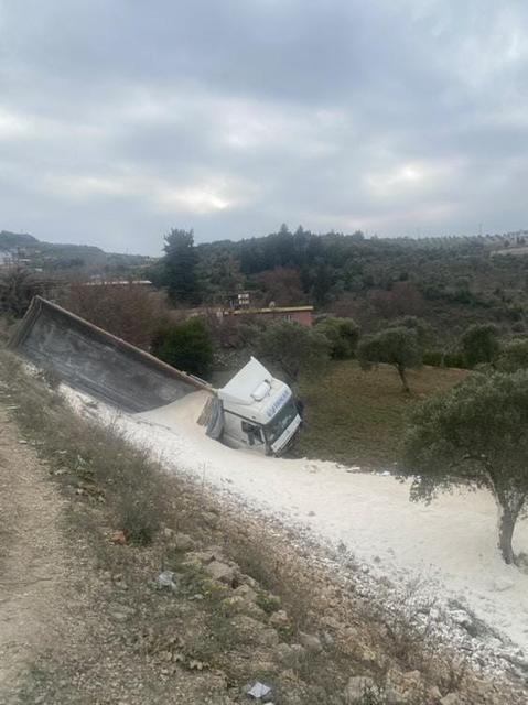ANTAKYA'DA ÇAKIL YÜKLÜ KAMYON ZEYTİN BAHÇESİNE UÇTU