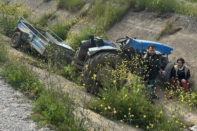 Ön lastiği fırlayan traktör takla attı