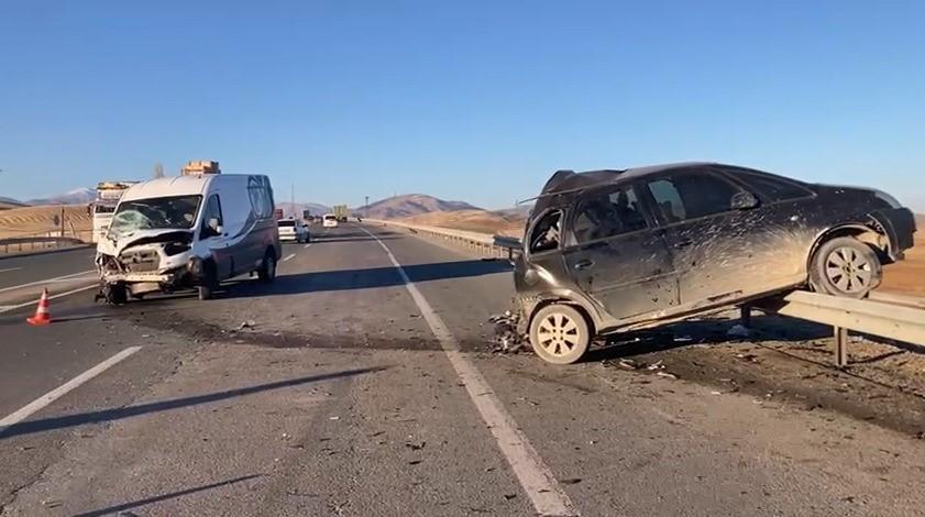 Minibüs ile otomobil çarpıştı: 1’i ağır 3 yaralı