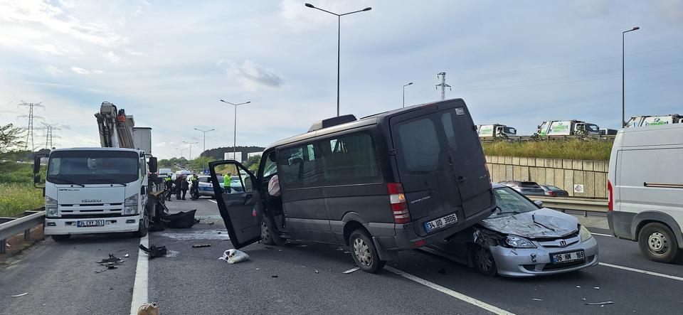 Hasdal-Kemerburgaz yolunda arıza yapan vince çarpan minibüs ardından seyir halindeki otomobile çarptı. Kazada 3 kişi yaralandı.