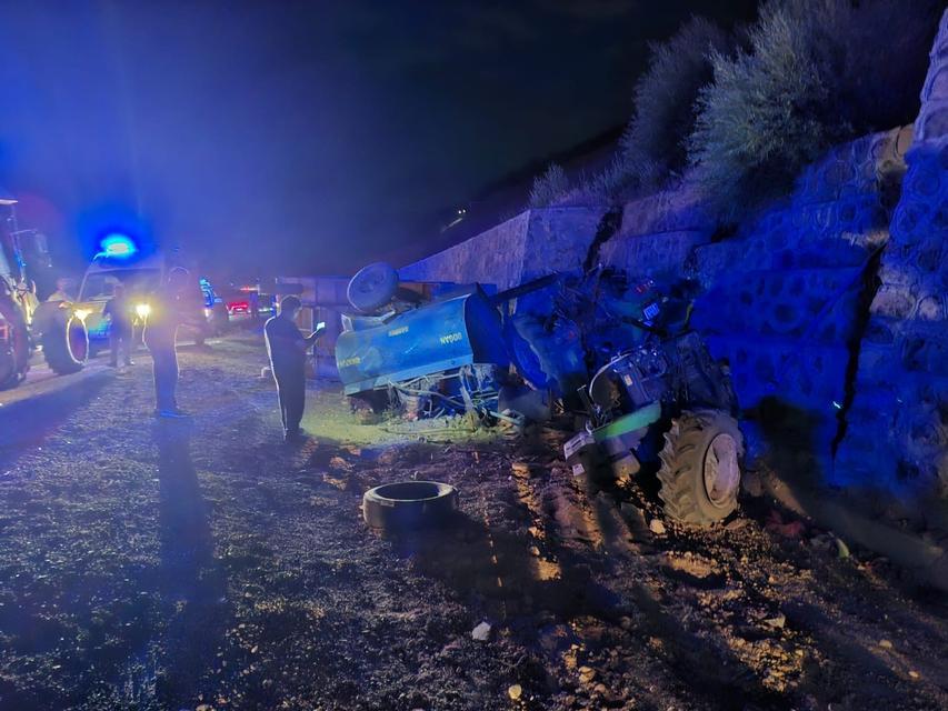 Şarampole devrilen traktör sürücüsü olay yerinde yaşamını yitirdi