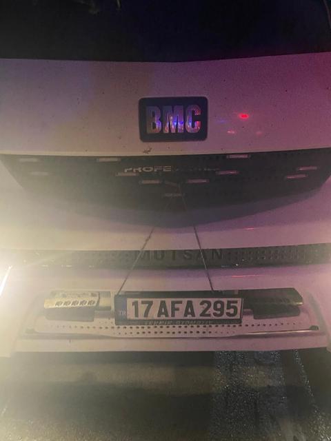 BALIKESİR'DE FECİ KAZA: 3 ÖLÜ, 1 YARALI YOL ÜZERİNDE BRANDAYI DÜZELTİRKEN OTOMOBİL KAMYONUNA ÇARPTI, 3 KİŞİ HAYATINI KAYBETTİ