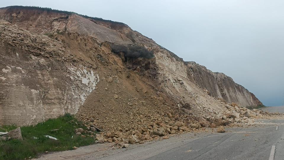 Heyelan sebebiyle üniversite yolu ulaşıma kapandı