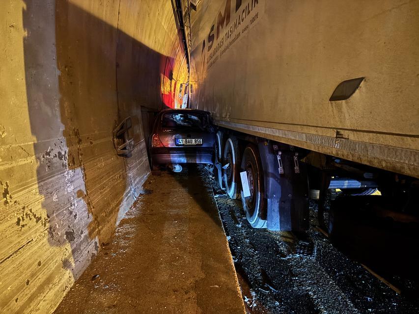 Otomobil, duvarla tır arasında sıkıştı