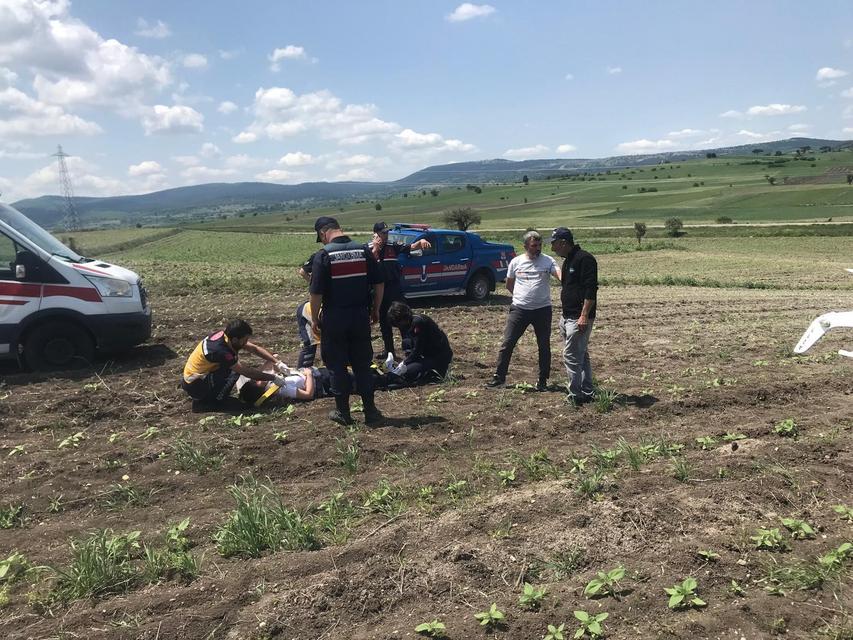 Uçak tarlaya zorunlu iniş yaptı