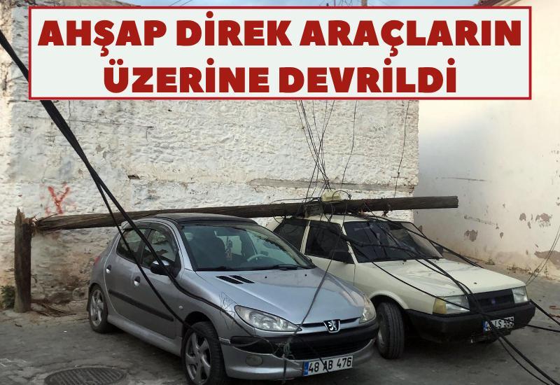 Ahşap direk araçların üzerine devrildi