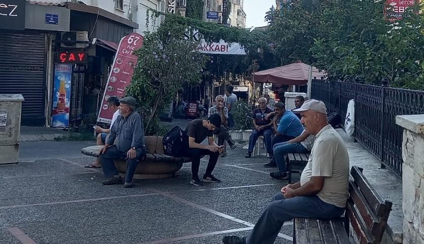 BU DURAK BOŞ OTURANLARIN DEĞİL ÇALIŞANLARIN DURAĞI AYDIN HAMALLAR DURAĞI, TEKNOLOJİYE YENİLMEDİ