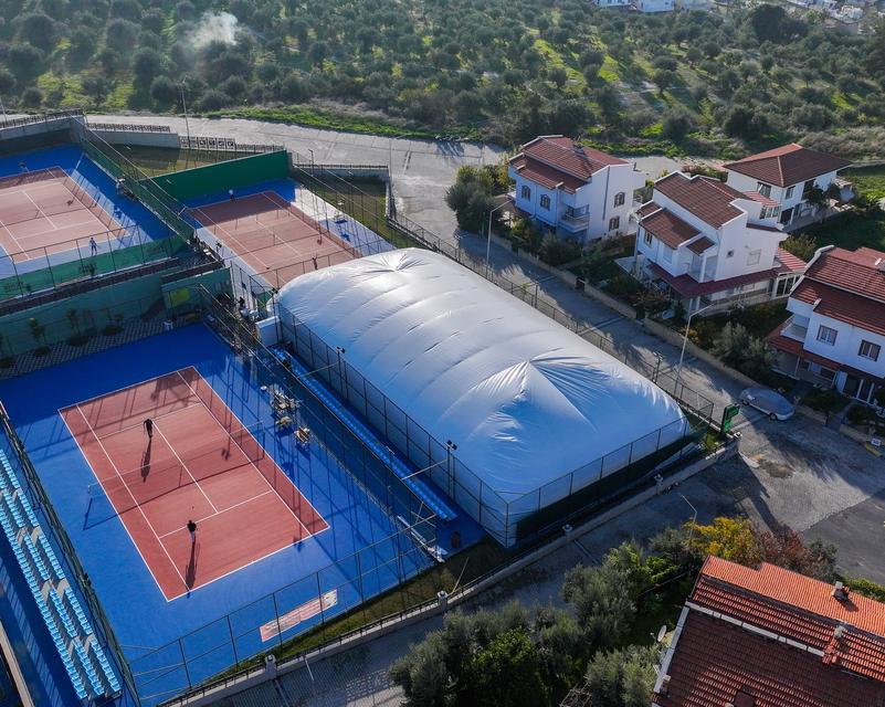 Kuşadası Tenis Kulübü’nde balon kort hizmete girdi