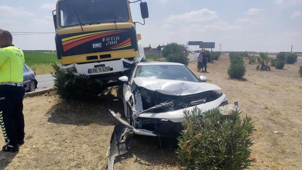 Freni boşalan kamyon, kırmızı ışıktaki 4 otomobile çarptı: 3 yaralı