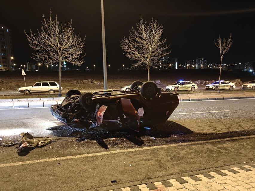 Kontrolden çıkan otomobil ters döndü: 4 yaralı