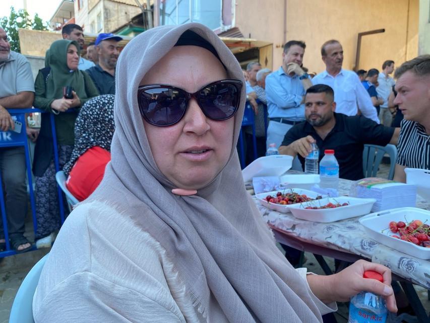 MANİSA'DA DÜZENLENEN KİRAZ FESTİVALİ'NDE KİRAZ YEME YARIŞMASI RENKLİ GÖRÜNTÜLERE SAHNE OLDU KIYASIYA MÜCADELENİN YAŞANDIĞI 5 DAKİKALIK YARIŞMANIN KAZANANI 2 GRAM FARKLA BÜYÜK ÖDÜLÜ KAZANDI
