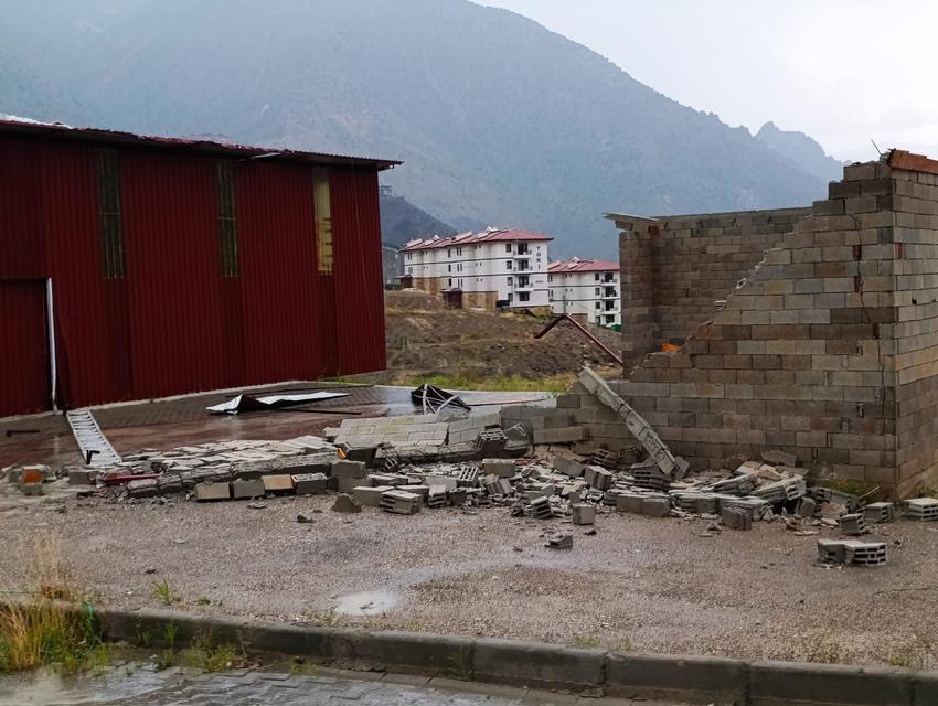 Şiddetli yağmur ve fırtına çatıları uçurdu