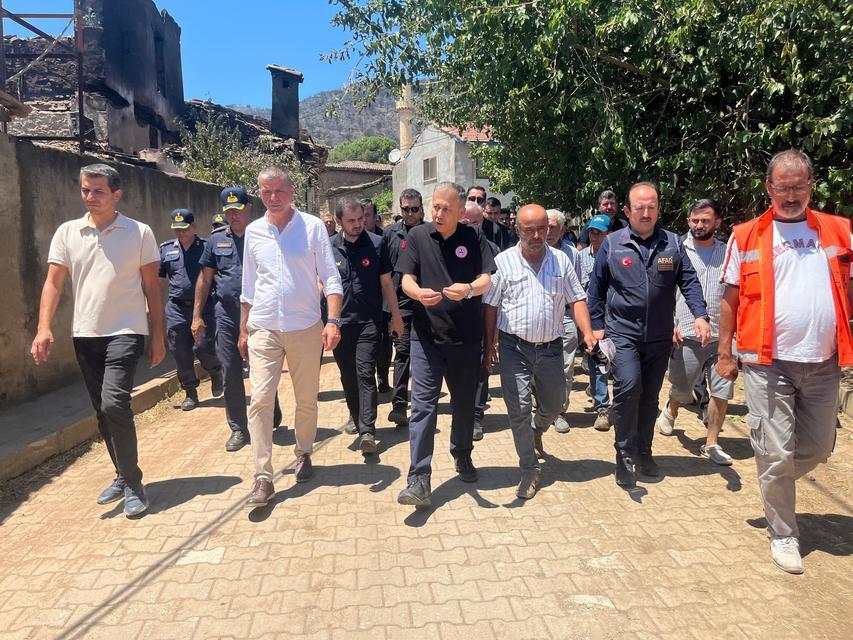 İÇİŞLERİ BAKANI YERLİKAYA, İZMİR'DE YANAN KÖYLERİ ZİYARET ETTİ BAKAN YERLİKAYA: "İLK ETAPTA İZMİR VALİLİĞİMİZİN EMRİNE AFAD'DAN BAŞLANGIÇ OLARAK 30 MİLYON LİRA ÖDEME, YANİ KAYNAK GÖNDERDİK"