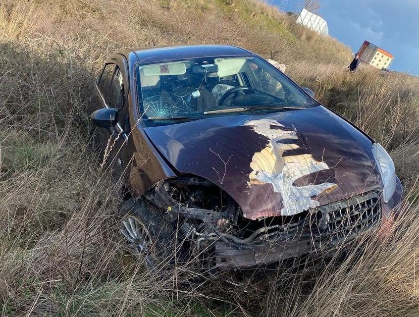 Otomobil tarlaya uçtu: 1’i çocuk 3 yaralı