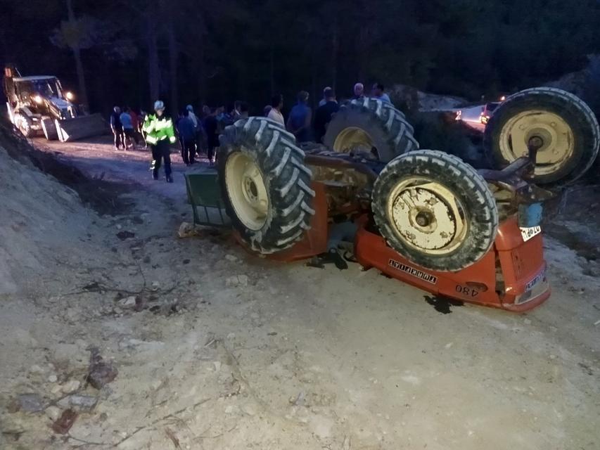 Traktör devrildi: 1 ölü, 1 yaralı