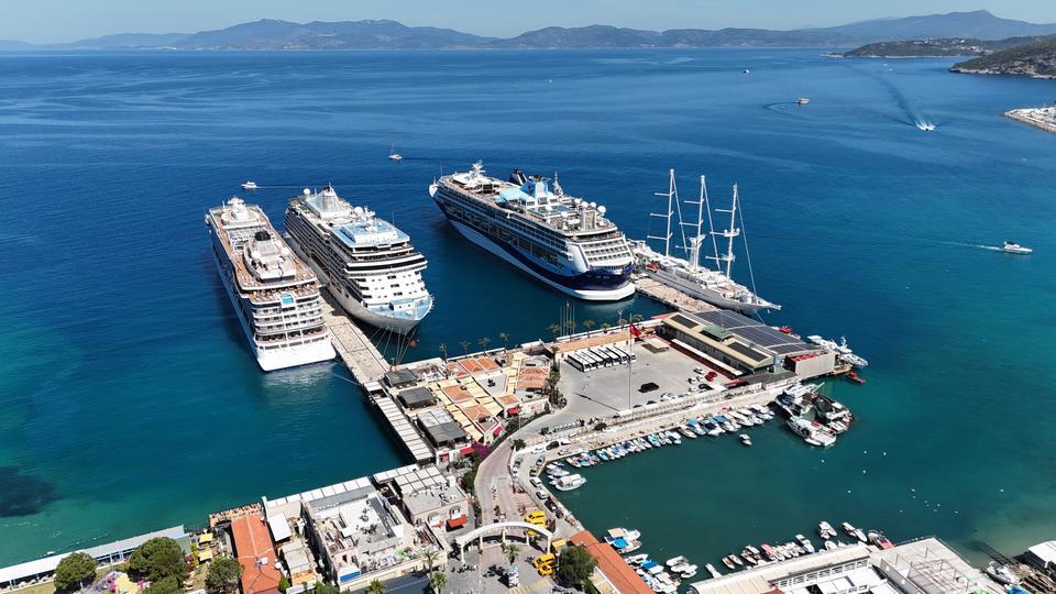 Kuşadası’na aynı anda 5 kruvaziyer demirledi