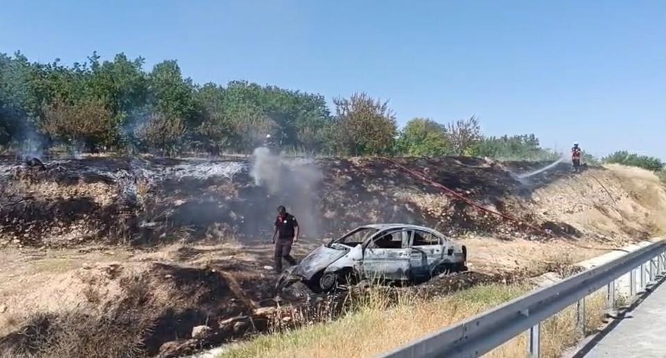 BARİYERLERE ÇARPAN OTOMOBİL ALEV ALDI: 1 ÖLÜ, 1 AĞIR YARALI