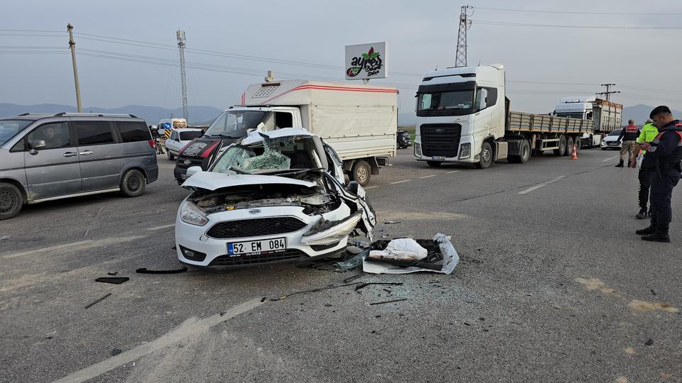 GAZİANTEP'TE İŞ MAKİNESİ İLE OTOMOBİL ÇARPIŞTI: 1 ÖLÜ, 4 YARALI