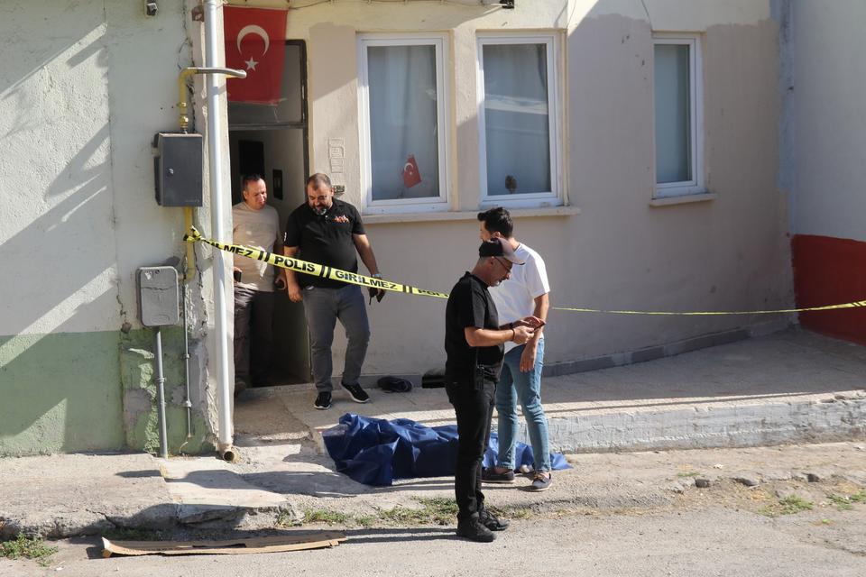 Evinin önünde ölü bulundu