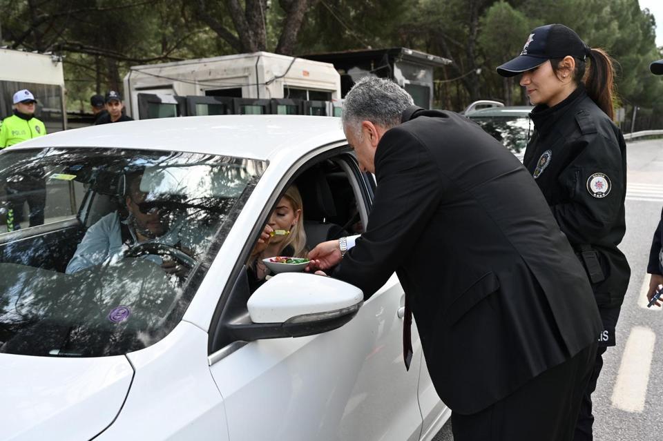 Emniyet Müdüründen sürücülere şeker ikramı