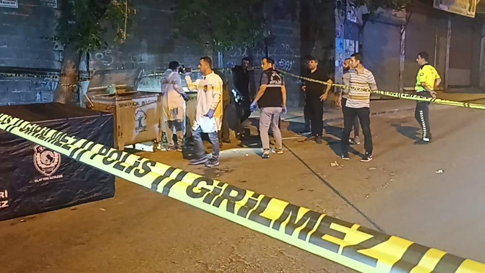 KARISINI ÖNCE ÖLDÜRMÜŞ SONRA ÇUVALLA SIRTLAYARAK ÇÖPE ATMIŞ CESEDİN ÇÖPE ATILDIIĞI ANLAR SANİYE SANİYE KAMERAYA YANSIDI KARISINI ÖLDÜRÜP ÇÖPE ATAN CANİ GÖZALTINA ALINDI