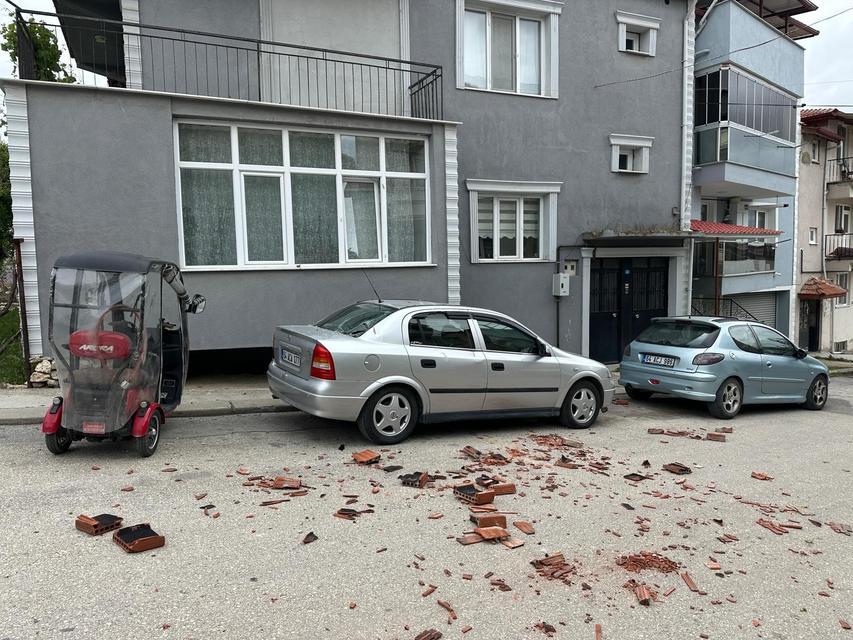 UŞAK'TA KUVVETLİ FIRTINA HAYATI OLUMSUZ ETKİLEDİ