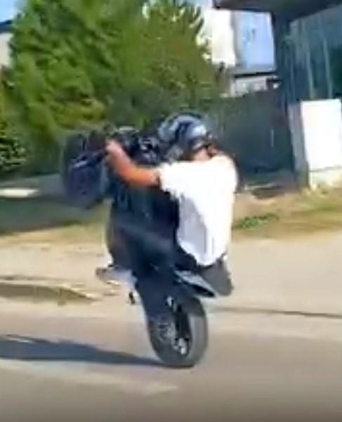 Motosiklet sürücüsünün tehlikeli yolculuğu