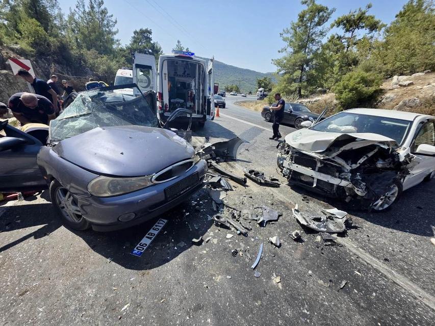 İki otomobilin çarpıştığı feci kazada 8 yaralı