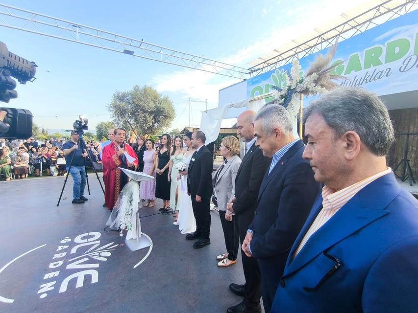 Önceki dönem AK Parti Aydın Büyükşehir Belediye Meclis Üyesi Neşe Menderes ile Av. Yılmaz Menderes çiftinin oğulları Kaan ile Canan ve Mehmet Korkmaz çiftinin kızları Cansu için Efeler ilçesi Işıklı Mahallesi’nde hizmet veren bir kır bahçesinde düğün organizasyonu tertiplendi.