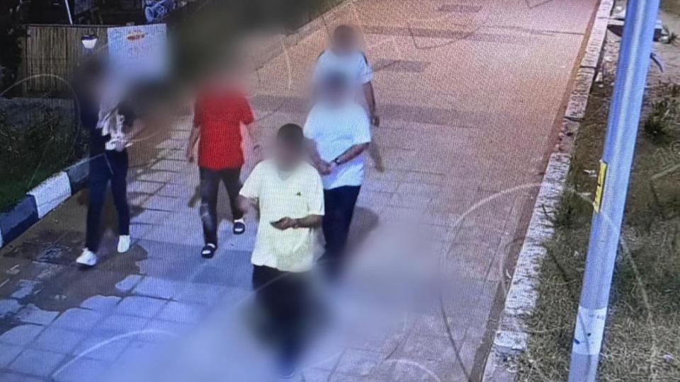 Altın zinciri ve parayı gasp ettiler! Kameraya yansıyan görüntüler şaşkına çevirdi