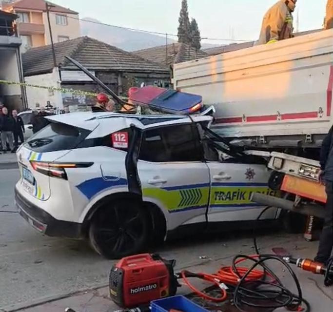 Trafik polisi kazada şehit oldu