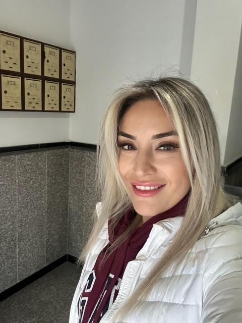 BEDEN EĞİTİMİ ÖĞRETMENİ ÇOCUK SEVGİSİYLE KANSERİ YENDİ KEMOTERAPİ VE İLİK NAKLİYLE 2 YAŞINDAKİ OĞLUNDAN AYRI KALAN NAGİHAN ÖĞRETMEN, KANSERİ YENDİKTEN SONRA DÜNYAYA KIZ ÇOCUĞU GETİRDİ, ÜÇÜNCÜ ÇOCUĞUNA DA HAMİLE KALDI AKUT MİYELOİD LÖSEMİ (AML) TEDAVİSİNDE YÜKSEK DOZDA KEMOTERAPİ İLAÇLARI ALDIĞI İÇİN DOĞURGANLIĞI AZALMASI BEKLENEN ÖĞRETMEN, GEBE OLDUĞUNU DUYDUKÇA MUTLULUĞU İKİ KATINA ÇIKTI HEMATOLOJİ VE KEMİK İLİĞİ NAKLİ MERKEZİ'NDEN DOÇ. DR. BURAK DEVECİ: "KENDİSİNİN TEKRAR ANNE OLACAĞINI ÖĞRENİNCE MUTLULUĞUMUZ BİR KAT DAHA ATTI" NAGİHAN YÜZBAŞIOĞLU: "ONLARIN SAĞLIKLI OLMASI ÇOK ÖNEMLİ VE BU SÜREÇLERDEN SONRA DÜNYAYA GELMİŞ OLMALARI DAHA DEĞERLİ"
