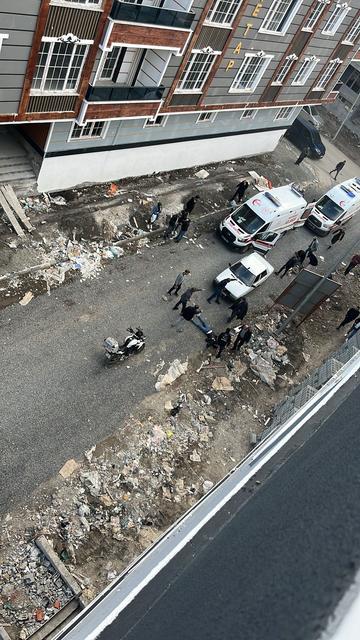 Edinilen bilgilere göre, P.Ş. isimli şahıs, husumetli olduğu F.B. ve D.A. isimli şahısları sokak üzerinde gördü. İki grup arasında çıkan tartışma kısa sürede kavgaya dönüştü. Kavga sırasında P.Ş., yanında bulundurduğu tabanca ile F.B. ve D.A.'yı yaralayarak olay yerinden kaçtı.