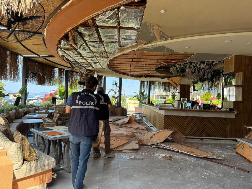 FETHİYE'DE RESTORANIN TAVANI ÇÖKTÜ: 5 YARALI