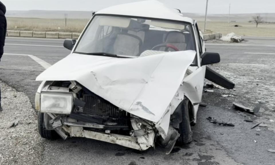 Tır ile otomobil çarpıştı: 2'si bebek 5 yaralı