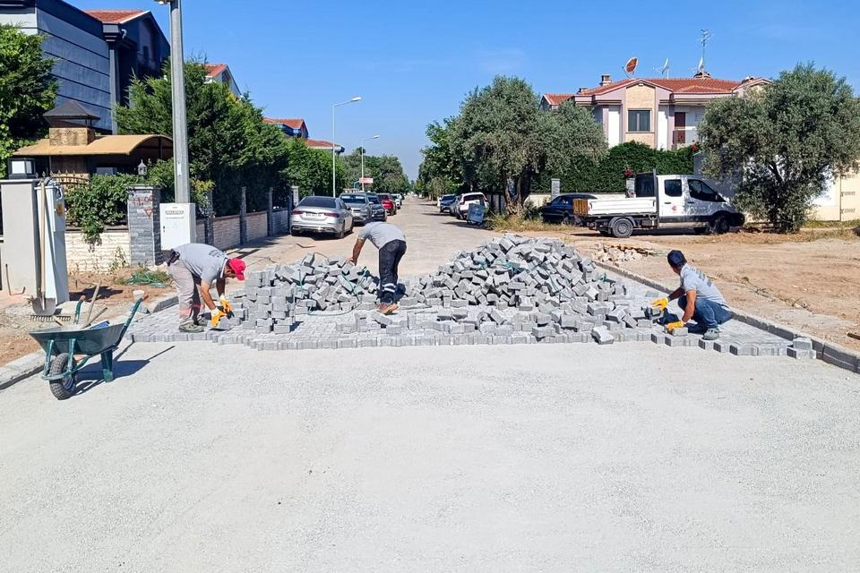 Efeler’de yol bakım ve yenileme çalışmalarına devam ediyor