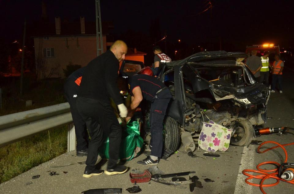 2 araç çarpıştı: 1 ölü, 3 yaralı